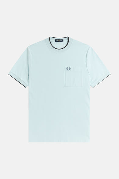 Lichtblauw T-shirt van FRED PERRY met ronde hals, zwarte biesjes, borstzak en lauwerkranslogo.