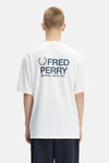 Wit Fred Perry T-shirt met groot marineblauw logo op de rug, gedragen door een man van achteren.