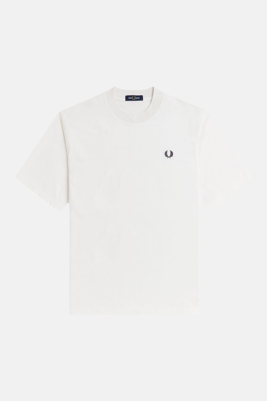 Gebroken witte T-shirt met korte mouwen van FRED PERRY met het geborduurde lauriertaklogo op de linkerborst.