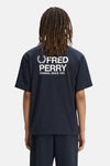 Blauw T-shirt van FRED PERRY, van achteren gezien, met een groot wit logo.