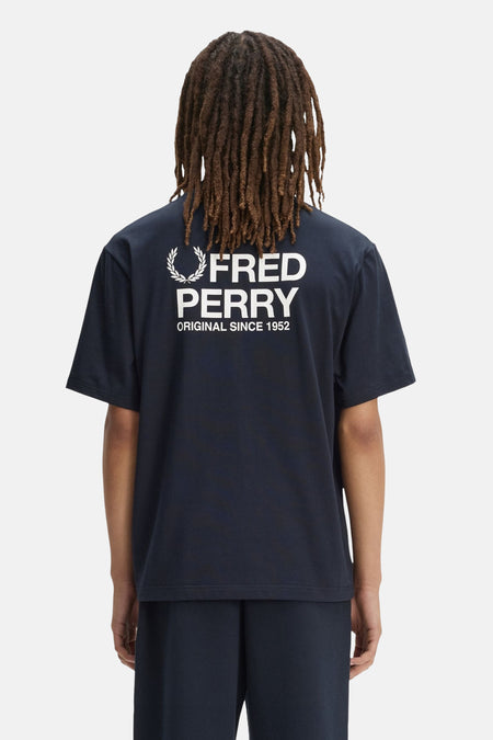 Blauw T-shirt van FRED PERRY, van achteren gezien, met een groot wit logo.