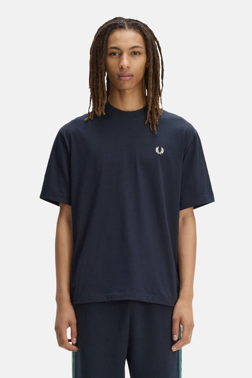 T-shirt bleu de FRED PERRY à col montant, orné d'un logo couronne de laurier blanc brodé sur la poitrine.