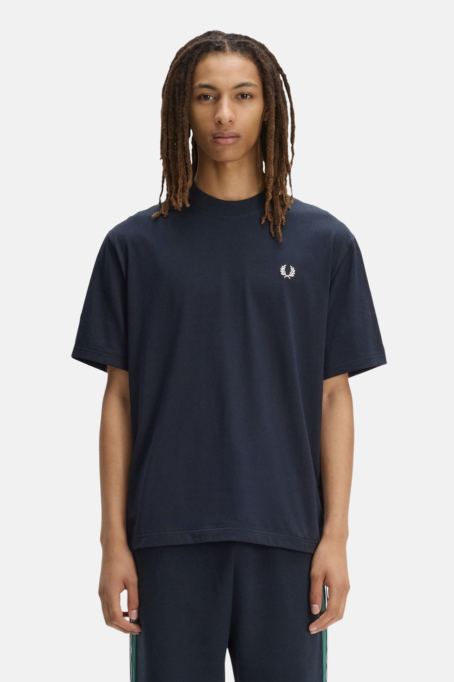 Blauw T-shirt van FRED PERRY met opstaande kraag, versierd met een geborduurd wit lauriertaklogo op de borst.