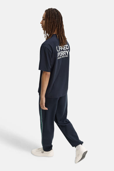 T-shirt bleu de FRED PERRY, vu de dos, avec un grand logo blanc.