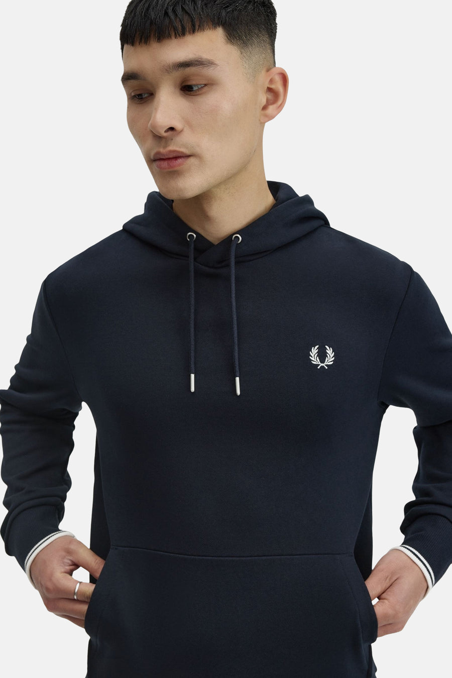 Sweat à capuche bleu foncé de FRED PERRY, avec cordon de serrage et logo brodé.