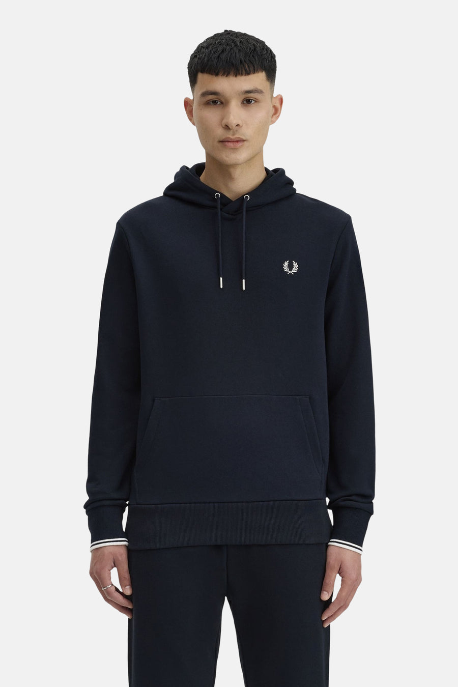 Sweat à capuche bleu foncé de FRED PERRY, avec cordon de serrage, poche kangourou et logo sur la poitrine.