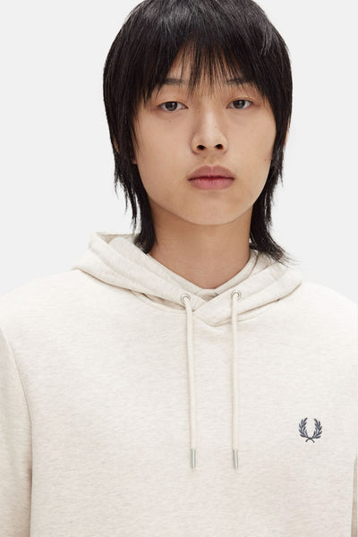 Beige hoodie van Fred Perry, met een trekker en geborduurd logo op de voorzijde.