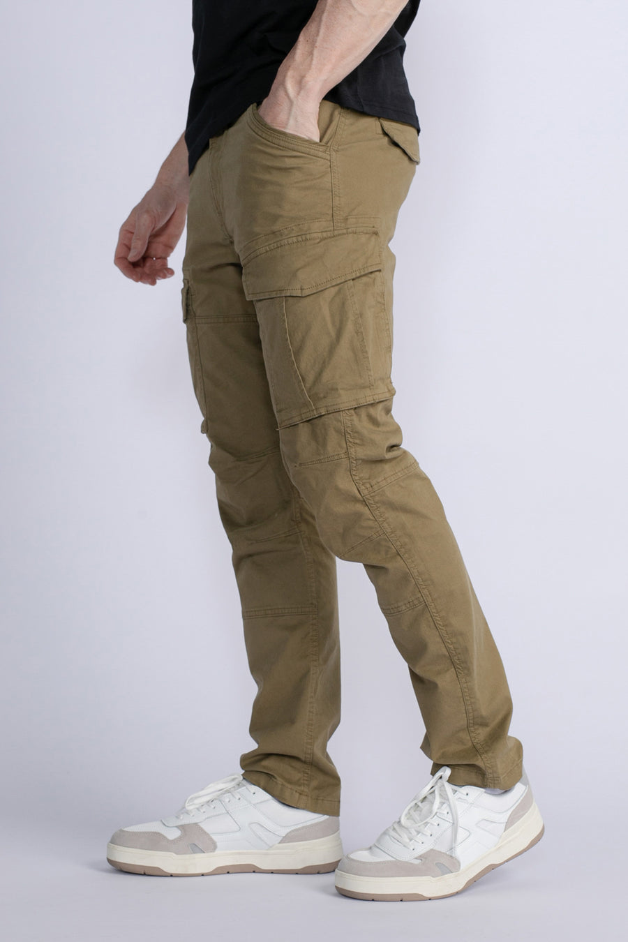 Groene cargobroek van Petrol Industries®, gedragen met een zwart T-shirt en witte sneakers.