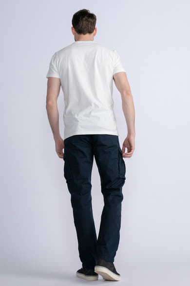 Blauwe cargobroek van Petrol Industries®, gedragen met een wit T-shirt en sportschoenen, achtergezicht.