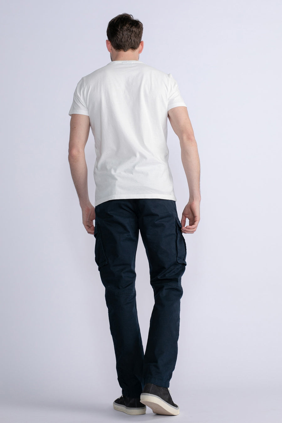 Blauwe cargobroek van Petrol Industries®, gedragen met een wit T-shirt en sportschoenen, achtergezicht.
