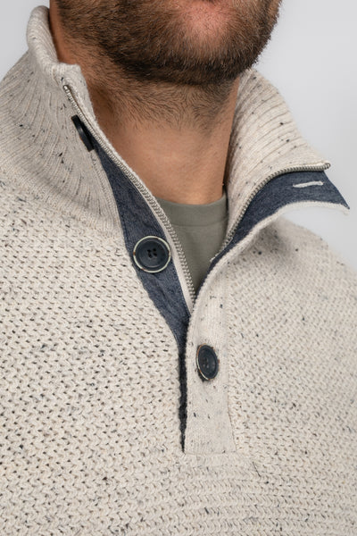 Pull à col roulé écru de Petrol Industries, avec fermeture éclair et boutons, détail de texture tricotée.
