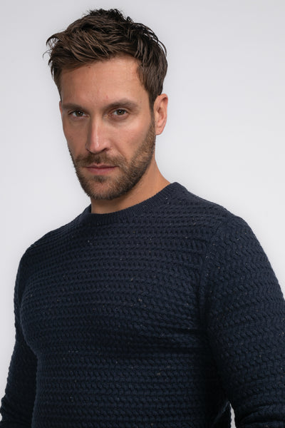 Pull à col rond bleu de Petrol Industries, avec un motif texturé en maille.