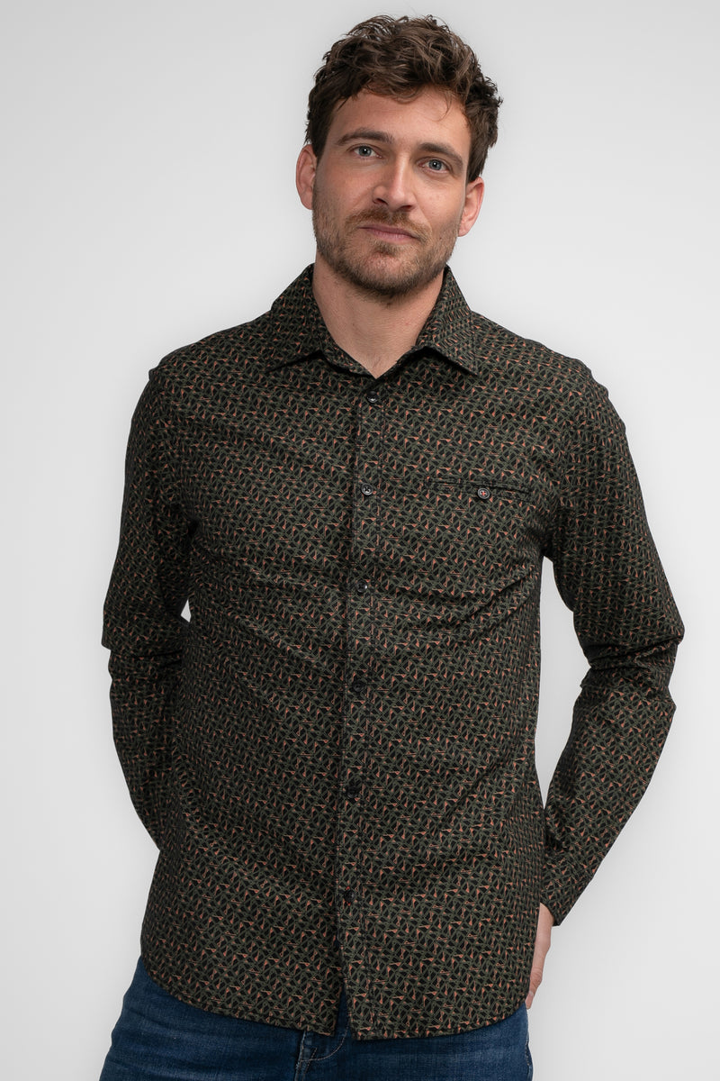 Chemise à manches longues noire de Petrol Industries, avec motif géométrique et poche de poitrine.