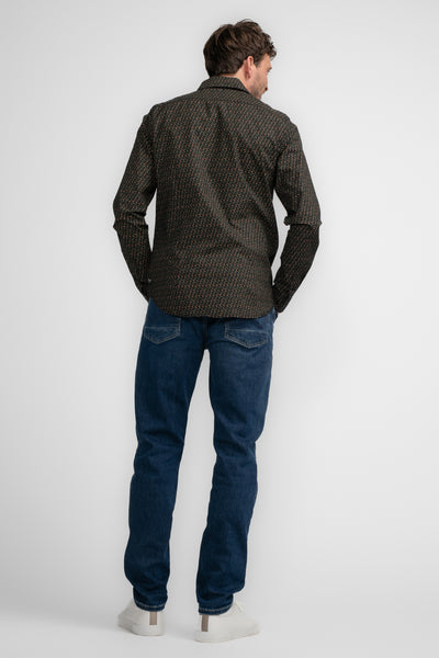 Chemise à manches longues noire de Petrol Industries avec motif losanges, portée avec un jean bleu et des baskets blanches, vue de dos.