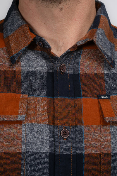 Chemise met lange mouwen in koffiebruine stof van Petrol Industries, met geknopen borstzakken.