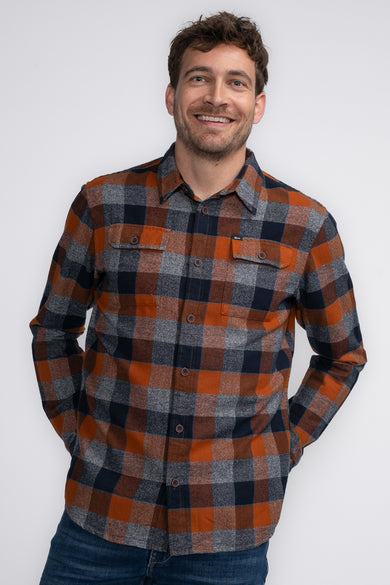 Chemise à manches longues cognac par Petrol Industries® à carreaux marine, gris et orange.