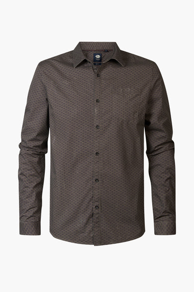 Chemise beige à manches longues par Petrol Industries, avec motif géométrique discret et poche poitrine.
