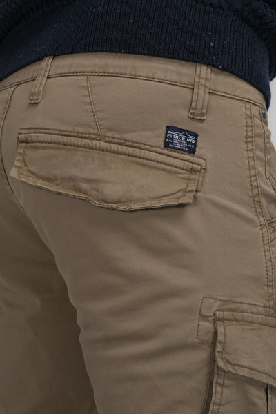 Beige cargobroek van Petrol Industries, met klepzak en stikseldetails.