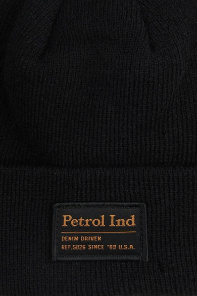 Zwarte muts van Petrol Industries, in geribbelde breistijl, met opgestikt logolabel.