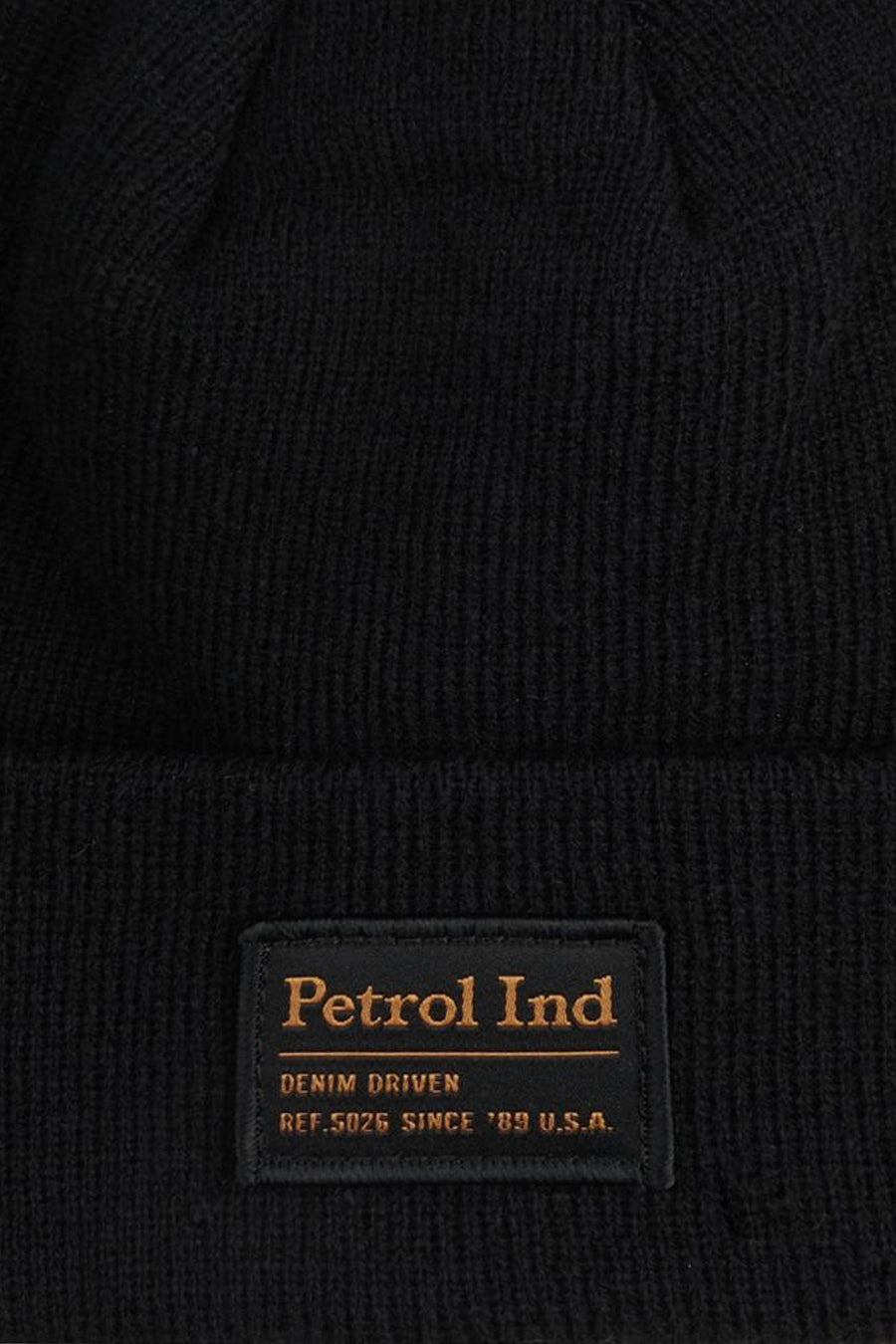 Zwarte muts van Petrol Industries, in geribbelde breistijl, met opgestikt logolabel.