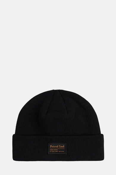 Bonnet noir de Petrol Industries, en maille côtelée, avec un patch logo carré sur le bord.
