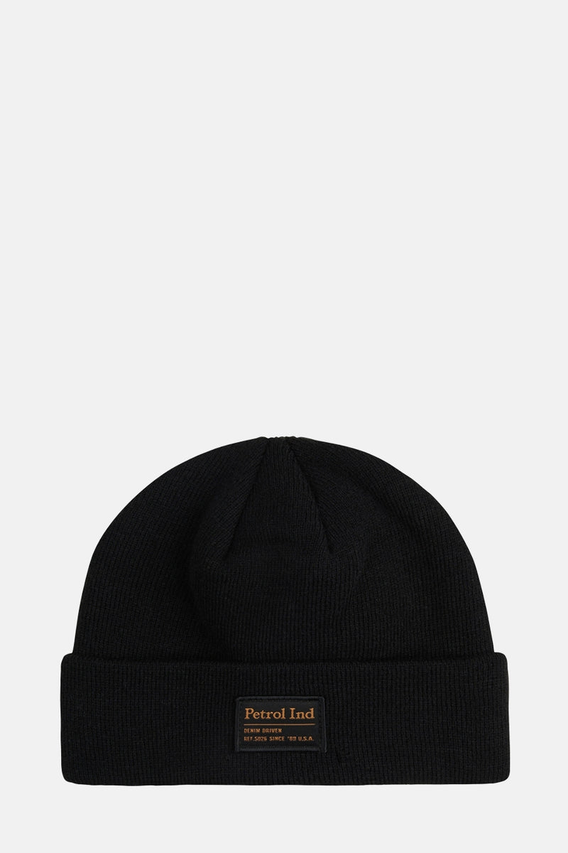 Bonnet noir de Petrol Industries, en maille côtelée, avec un patch logo carré sur le bord.