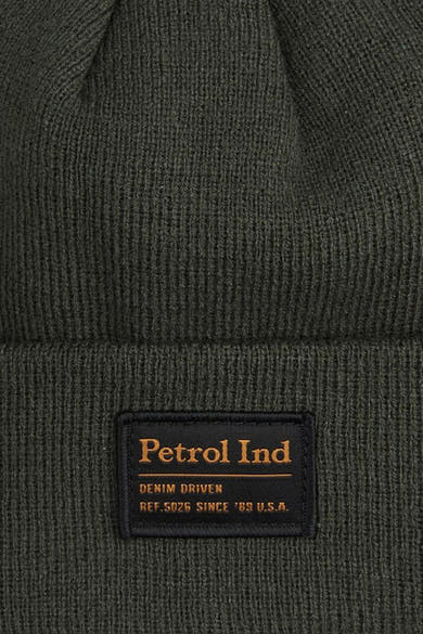 Grijze gebreide muts van Petrol Industries, met een zwart logo-patch op de rand genaaid.