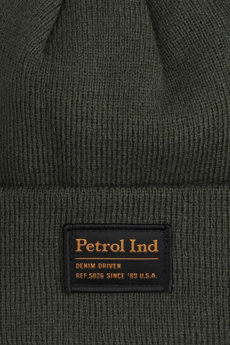 Grijze gebreide muts van Petrol Industries, met een zwart logo-patch op de rand genaaid.