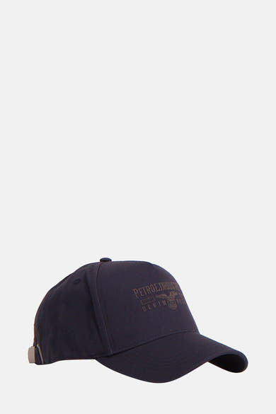 Casquette bleue de Petrol Industries avec inscription graphique sur le devant.