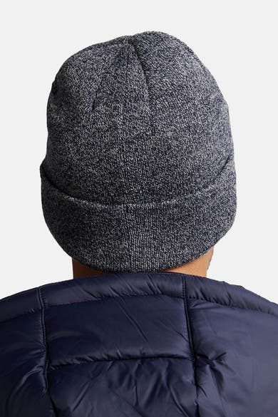 Bonnet bleu chiné de Petrol Industries, porté avec une veste matelassée bleu marine, vue de dos.