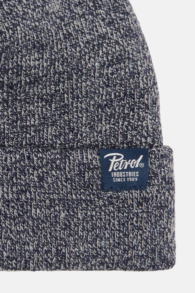 Bonnet en tricot bleu chiné de Petrol Industries, avec un patch logo cousu sur le bord-côtes.