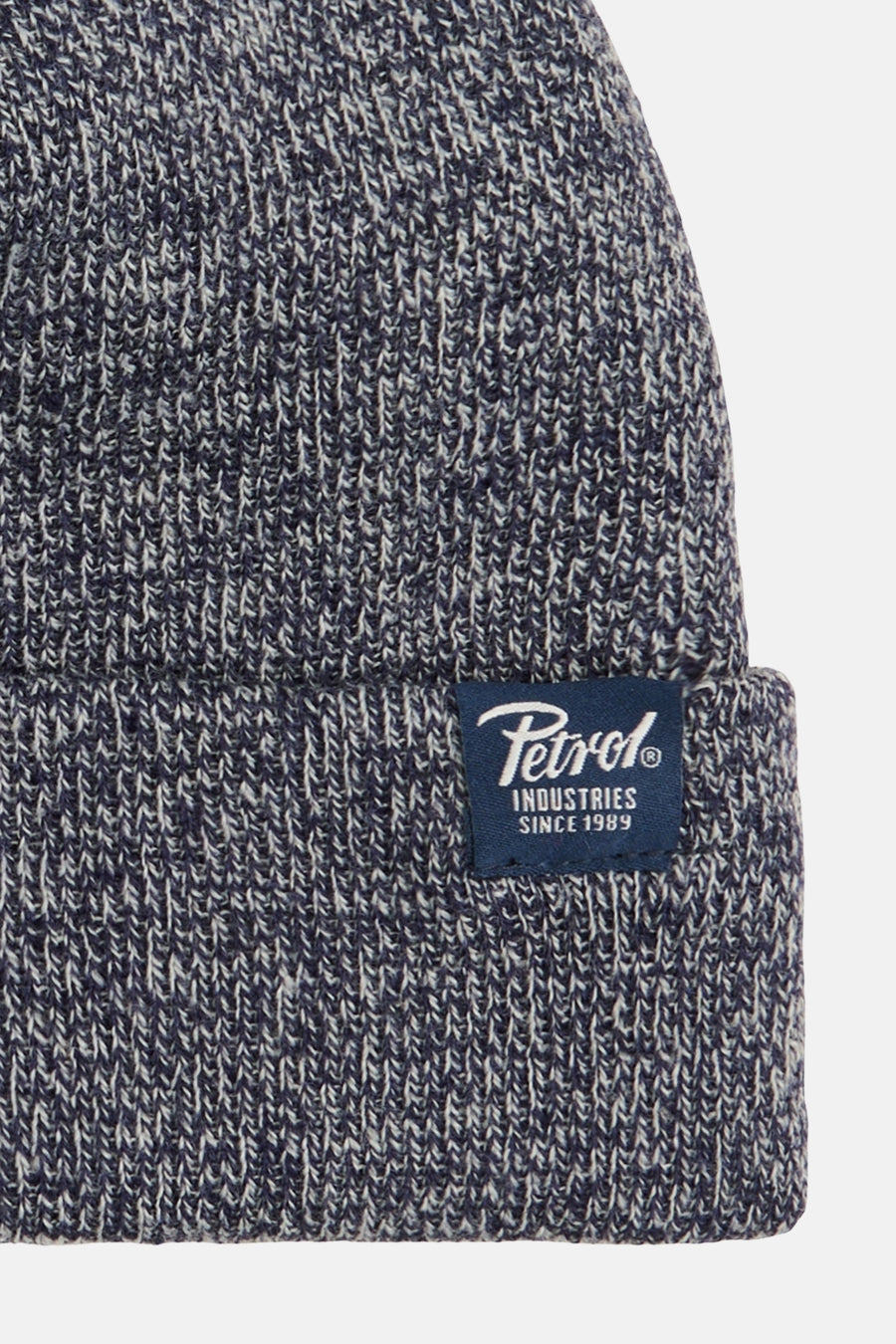 Bonnet en tricot bleu chiné de Petrol Industries, avec un patch logo cousu sur le bord-côtes.
