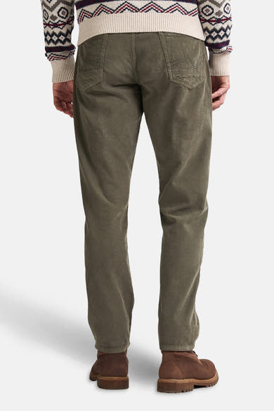 Pantalon de saison vert olive par Petrol Industries, en velours côtelé, vue de dos avec pull à motif.
