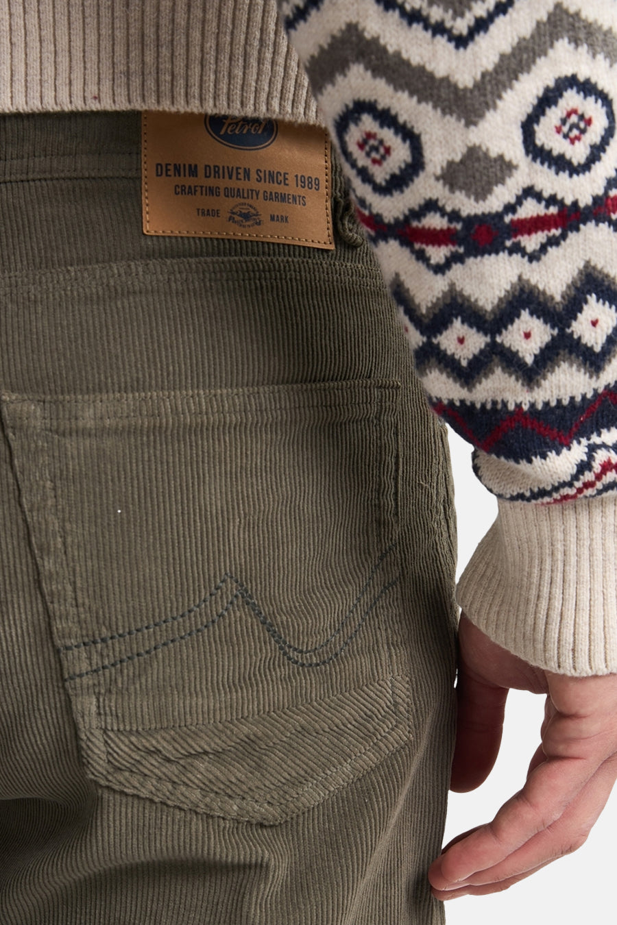 Pantalon de saison vert en velours côtelé de Petrol Industries, avec poche arrière et étiquette de la marque.