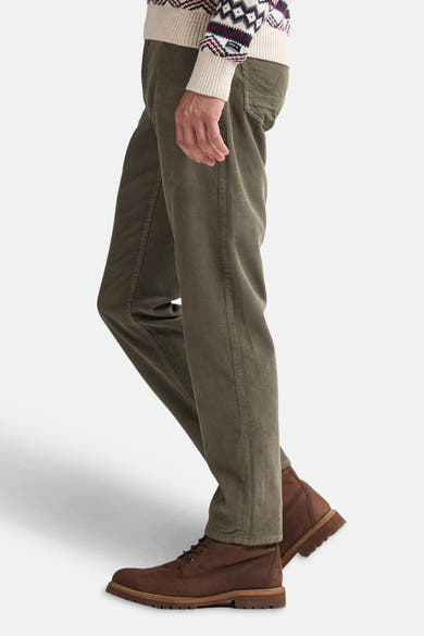 Pantalon de saison vert, par Petrol Industries®, en velours côtelé porté avec un pull à motifs Fair Isle et des chaussures en cuir marron.
