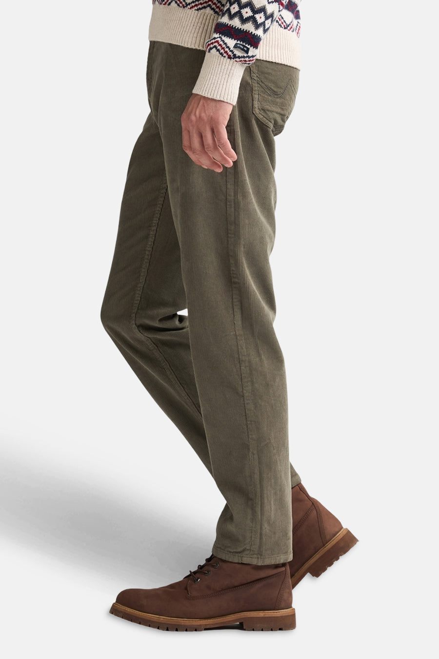 Pantalon de saison vert, par Petrol Industries®, en velours côtelé porté avec un pull à motifs Fair Isle et des chaussures en cuir marron.