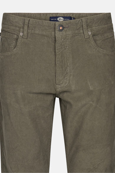 Pantalon de saison en velours côtelé vert de Petrol Industries, avec poches avant et détails de bouton.