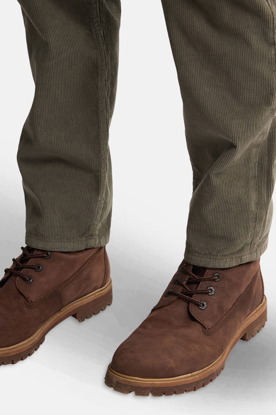 Pantalon de saison vert olive de Petrol Industries, porté avec des chaussures marron en daim.