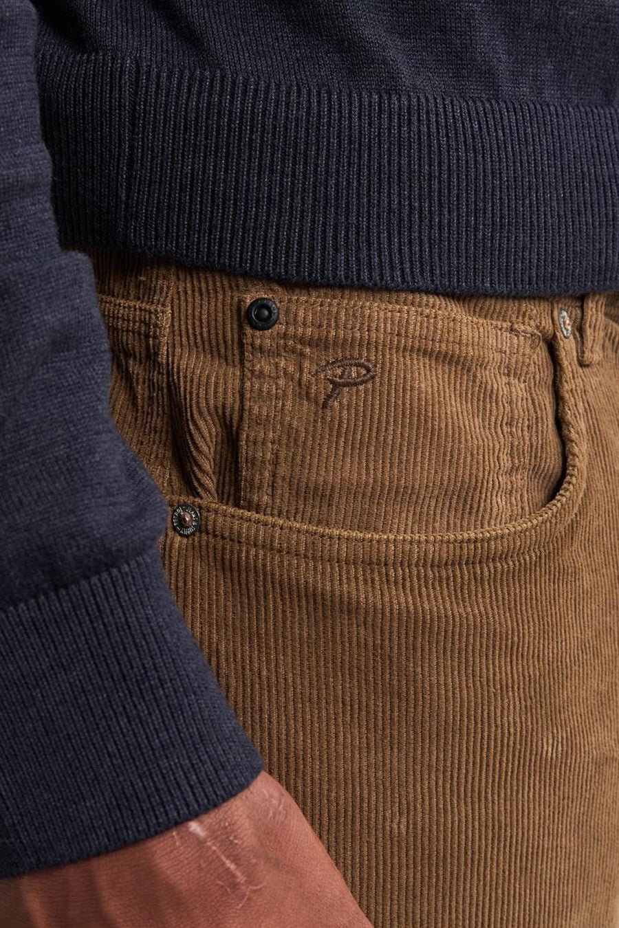 Pantalon de saison beige en velours côtelé de Petrol Industries®, avec poches et détails de style.