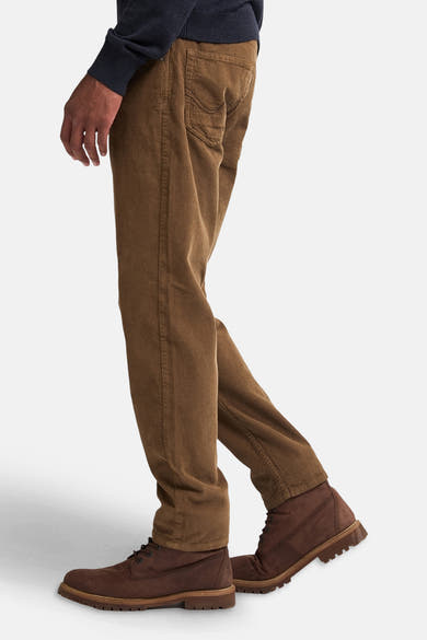 Pantalon beige de Petrol Industries® en velours côtelé, porté avec des chaussures marron lacées.