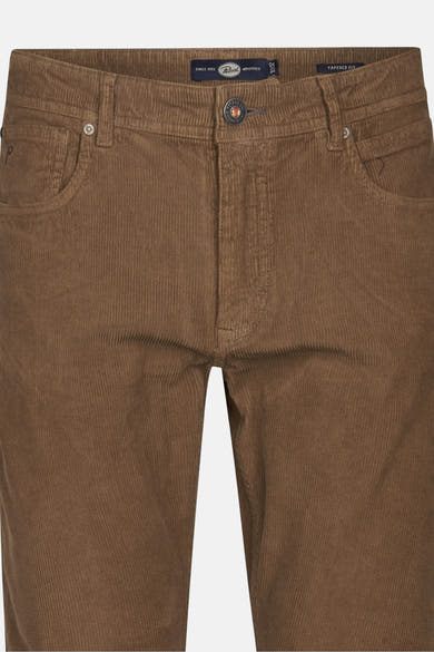 Pantalon beige en velours côtelé de Petrol Industries, avec poches avant et une coupe fuselée.