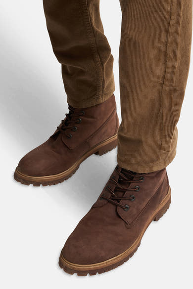 Pantalon beige en velours côtelé de Petrol Industries®, porté avec des chaussures marron lacées.
