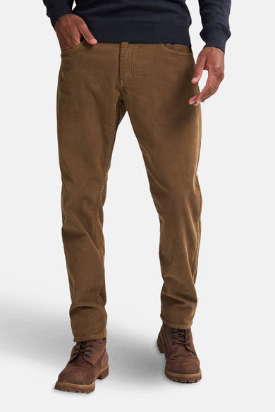 Pantalon d'hiver beige de Petrol Industries, en velours côtelé, porté avec des chaussures marron.