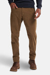 Pantalon d'hiver beige de Petrol Industries, en velours côtelé, porté avec des chaussures marron.