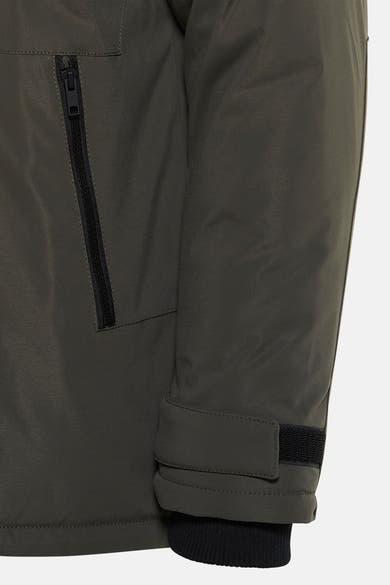 Manteau kaki de Petrol Industries avec fermeture éclair noire, détail de manche et poignet en maille côtelée.