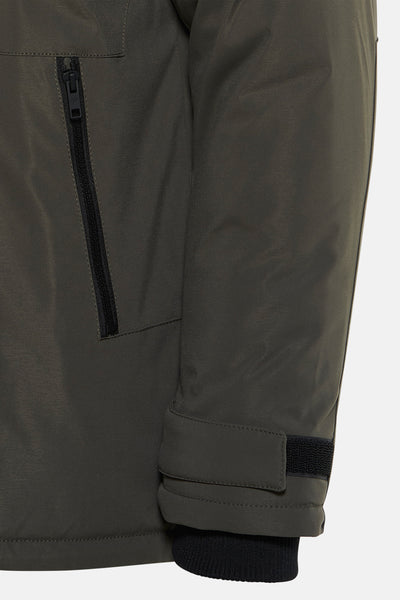 Manteau kaki de Petrol Industries avec fermeture éclair noire, détail de manche et poignet en maille côtelée.