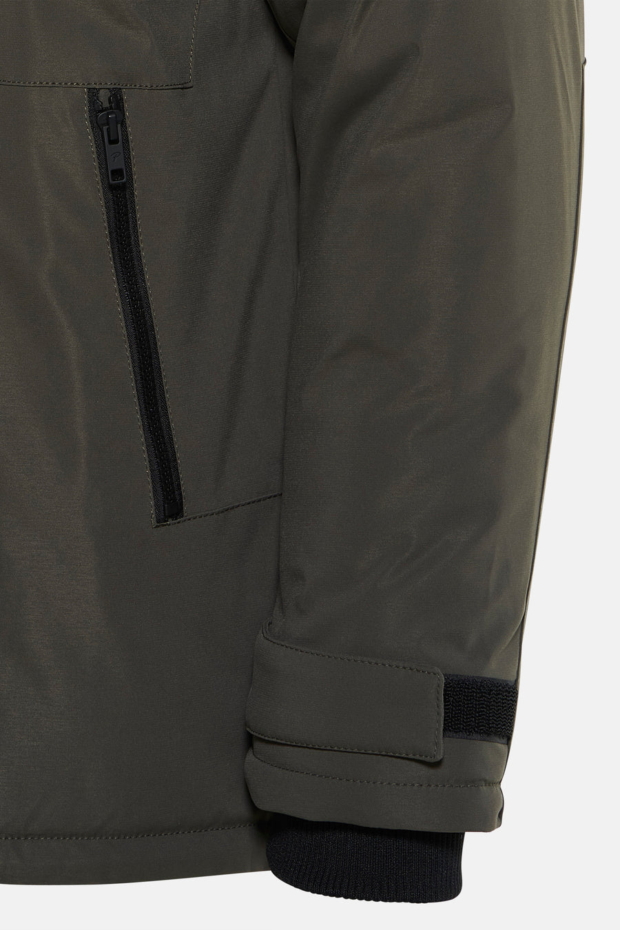 Manteau kaki de Petrol Industries avec fermeture éclair noire, détail de manche et poignet en maille côtelée.
