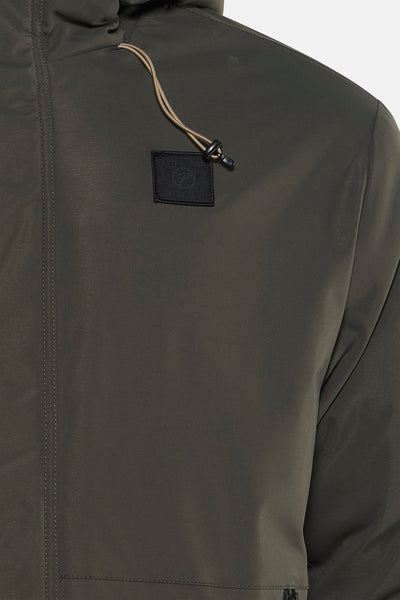 Manteau kaki de Petrol Industries, avec cordon de serrage et écusson carré ton sur ton sur la poitrine.