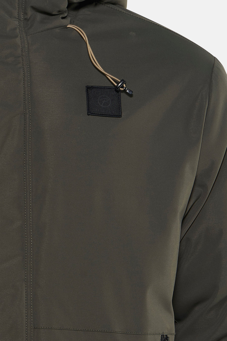 Manteau kaki de Petrol Industries, avec cordon de serrage et écusson carré ton sur ton sur la poitrine.