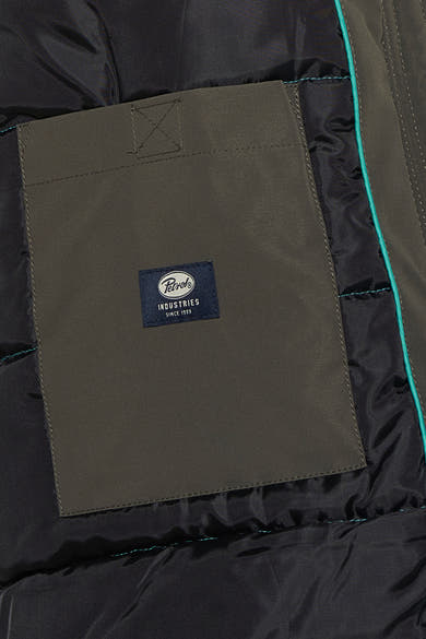 Manteau kaki de Petrol Industries®, avec une poche plaquée à rabat.